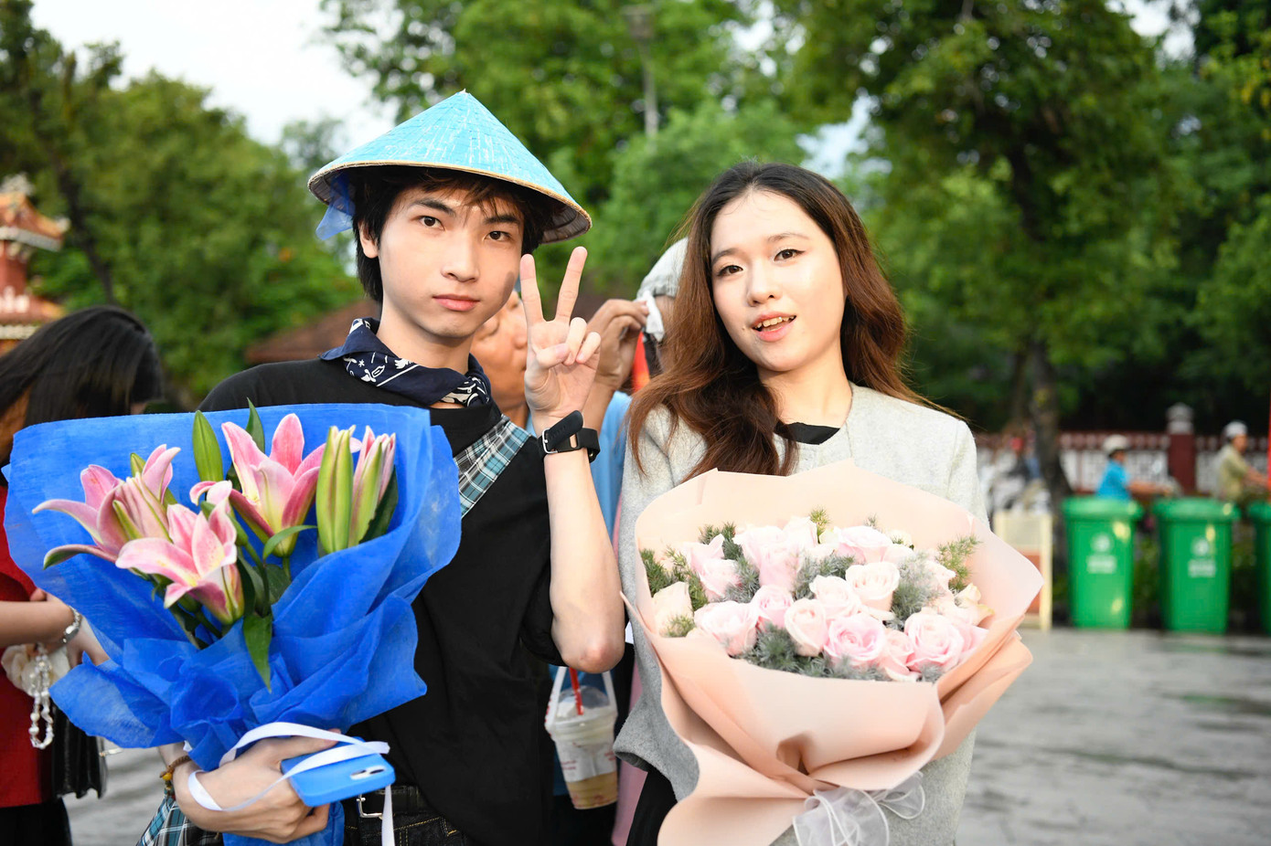 Khán giả Huế hào hứng trước giờ khai mạc đêm chung kết Hoa hậu Việt Nam 2024. Chiều 27/6, trời đổ mưa nhẹ. Khi trời quang, thời tiết mát mẻ hơn, thuận lợi cho khán giả tới sân khấu mặt nước sông Hương.