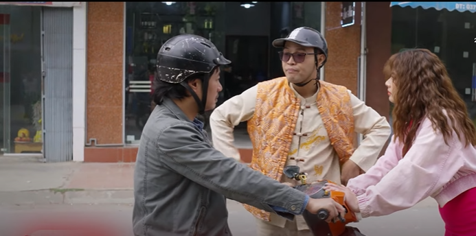 Tú, Tố và Nhài cãi nhau ầm ĩ giữa phố. Ảnh: CMH. Tú, Tố và Nhài cãi nhau ầm ĩ giữa phố. Ảnh: CMH.