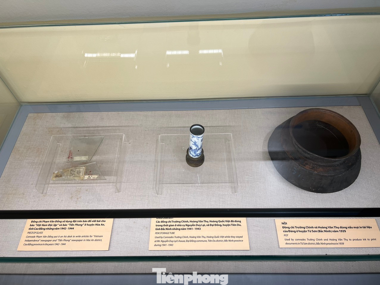 Vật dụng (ngoài cùng bên trái) được Thủ tướng Phạm Văn Đồng sử dụng đặt trên bàn để viết báo vào những năm 1942-1944.
