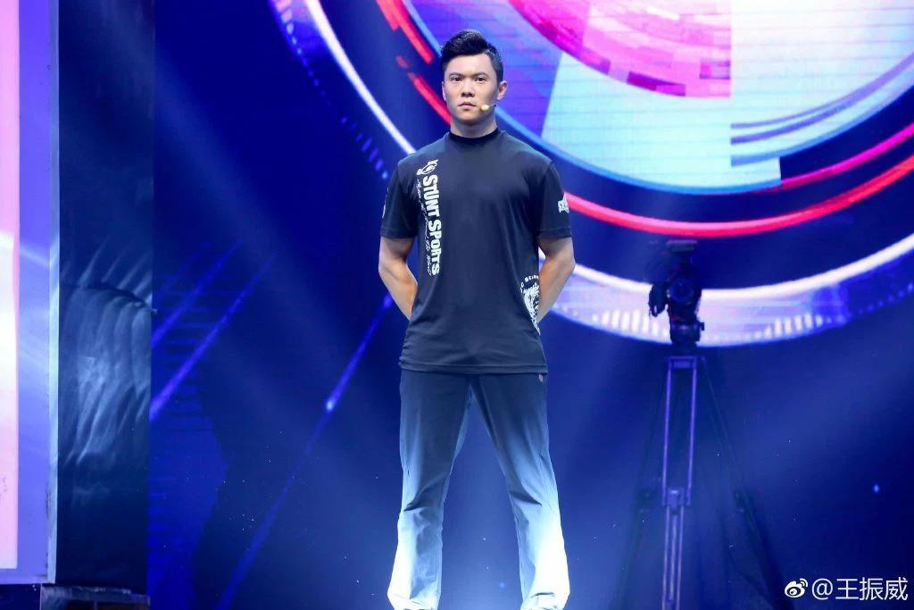 Sau hơn 10 năm, cậu bé ngày nào đã trở thành một mỹ nam vô cùng cuốn hút. Dù thành công với vai diễn trong "bom tấn" đình đám một thời nhưng Chấn Uy không có ý định tiến sâu trong làng giải trí. Anh thỉnh thoảng xuất hiện trong một số chương trình võ thuật trên truyền hình