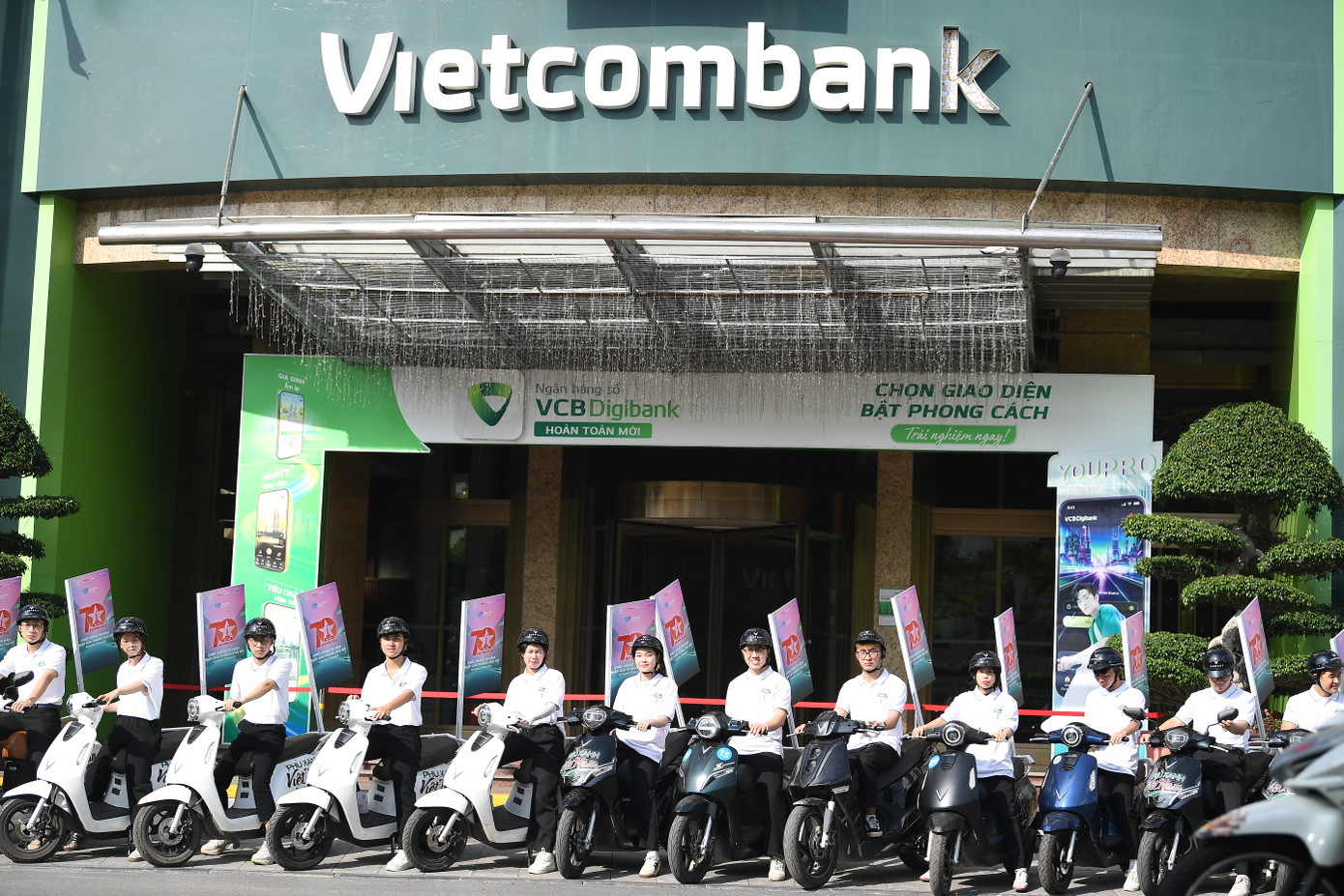 Hàng chục chiếc xe điện xếp hàng ngay ngắn trước toà nhà Ngân hàng TMCP Ngoại thương Việt Nam Vietcombank (Trần Quang Khải, Hoàn Kiếm). Vietcombank là nhà tài trợ kim cương của Ngày Thẻ Việt Nam 2024.