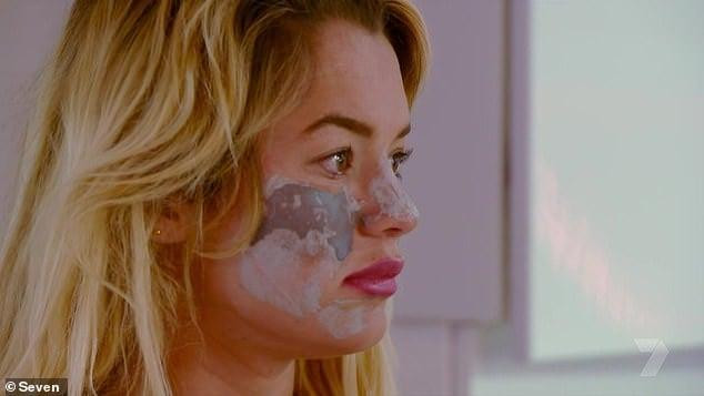 Gương mặt hiện tại với đầy những vết sẹo, thâm loang lổ Gương mặt hiện tại với đầy những vết sẹo, thâm loang lổ