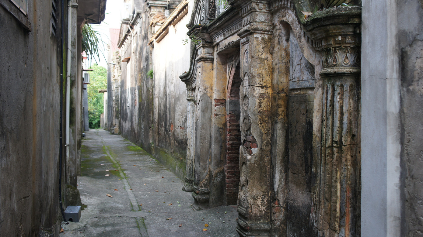 Những năm 1920-1922, làng Cựu xuất hiện những ngôi nhà gạch đan xen với các ngôi nhà lá, nhưng một cuộc hỏa hoạn xảy ra khiến nửa làng gần như bị thiêu trụi. Sau đó, một số gia đình đã ra thành thị giao lưu và học nghề. Có người thuộc tầng lớp khá giả có cơ hội sang Pháp học và tiếp thu được nghề may âu phục, khi về nước đã mở xưởng may đưa con cháu ra học và làm việc. Những ngôi nhà bề thế với lối kiến trúc kiến trúc Việt - Pháp ra đời từ đó,