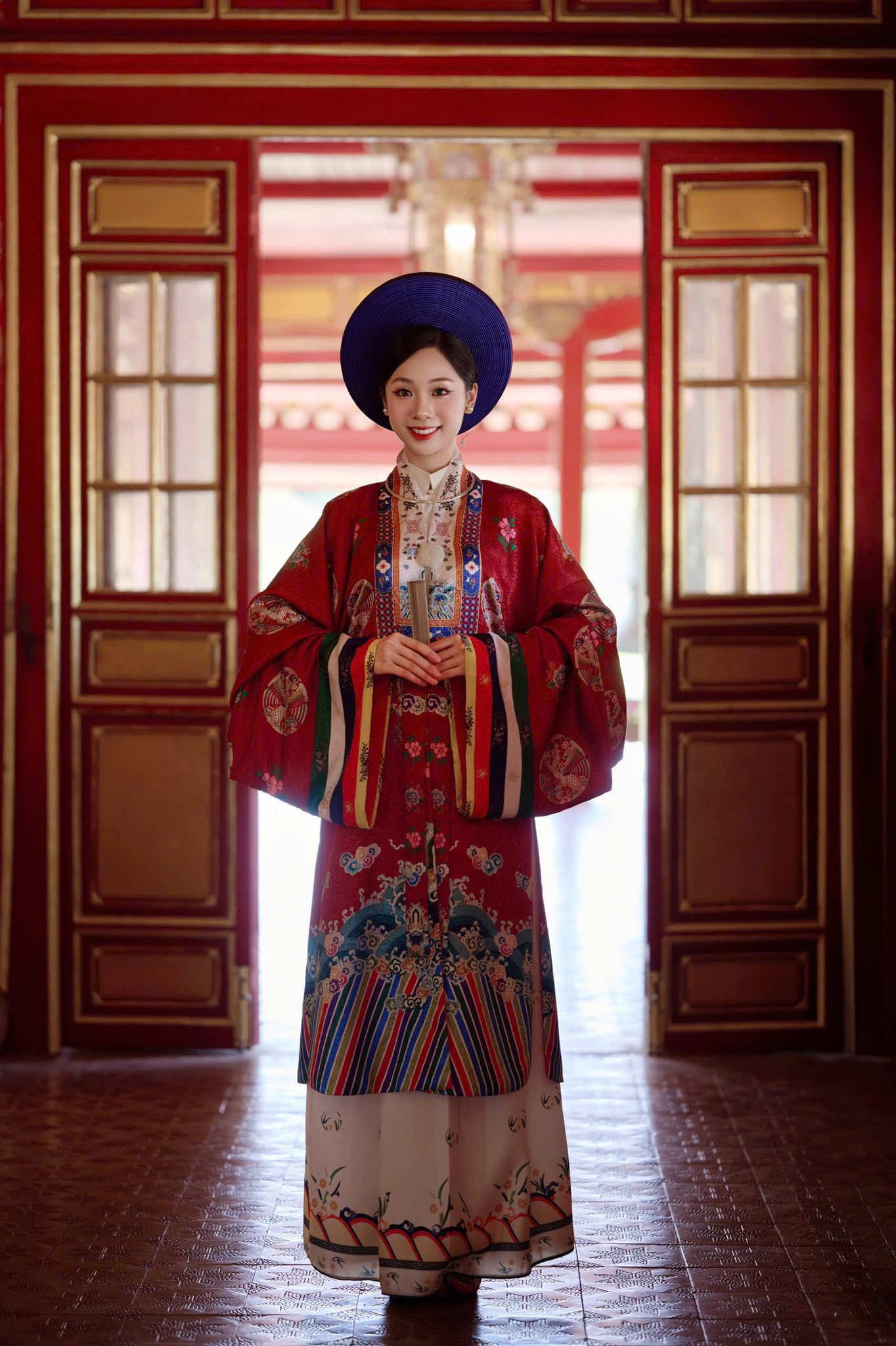 Thí sinh Phạm Thùy Dương chụp bộ ảnh áo dài ở Đại nội. Thí sinh Phạm Thùy Dương chụp bộ ảnh áo dài ở Đại nội.