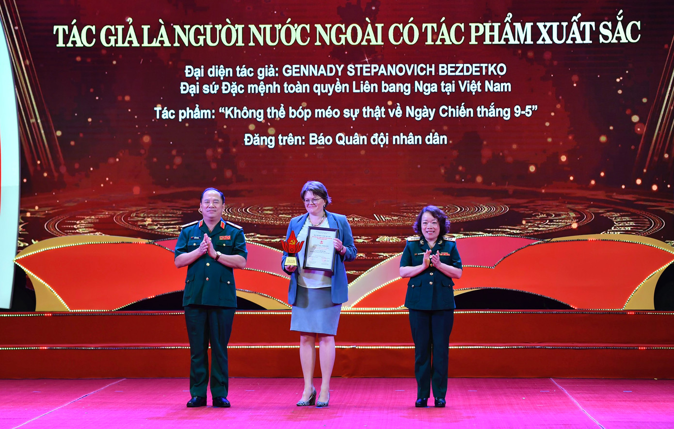 Ban tổ chức quyết định tặng thưởng một tác phẩm xuất sắc của người nước ngoài. Giải thưởng thuộc về tác phẩm Không thể bóp méo sự thật về ngày Chiến thắng 9/5 của Đại sứ đặc mệnh toàn quyền Liên bang Nga tại Việt Nam Gennady Stepanovich Bezdetko. Đại diện thay mặt Đại sứ Gennady Stepanovich Bezdetko nhận giải thưởng tối 26/4.