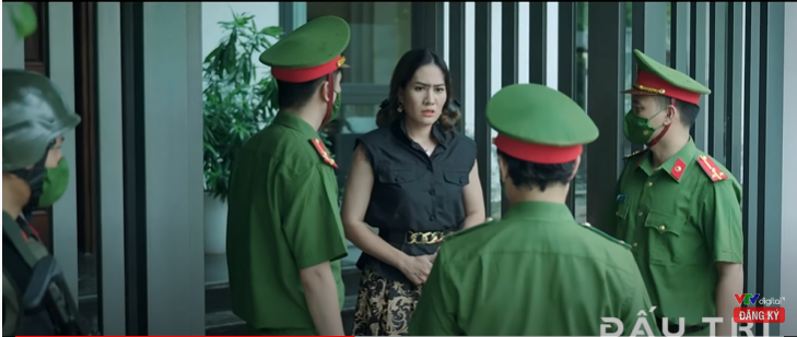 Vợ Tuấn hốt hoảng khi nghe lệnh khám nhà.