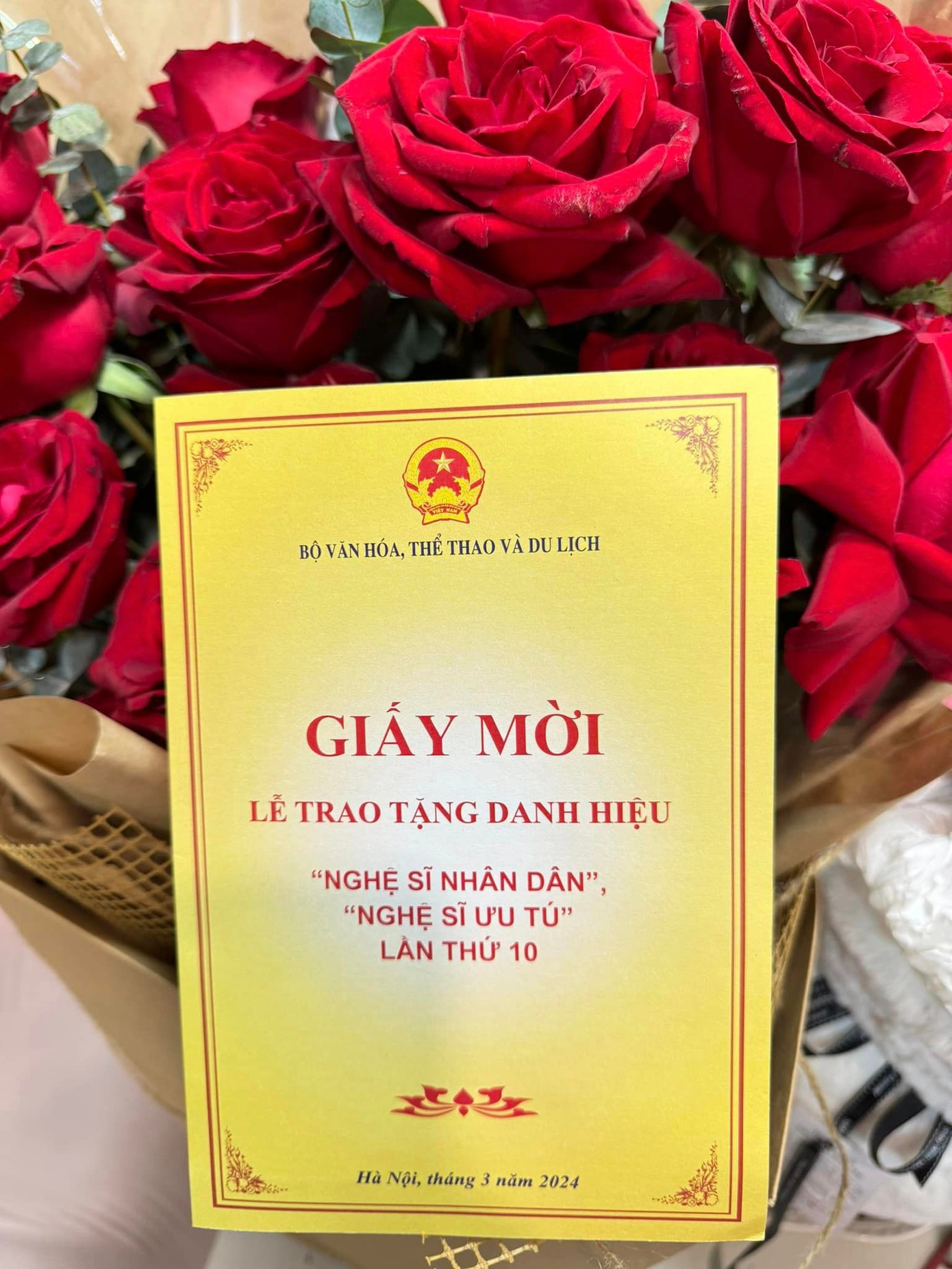 Diễn viên Việt Anh khoe giấy mời trên trang cá nhân.