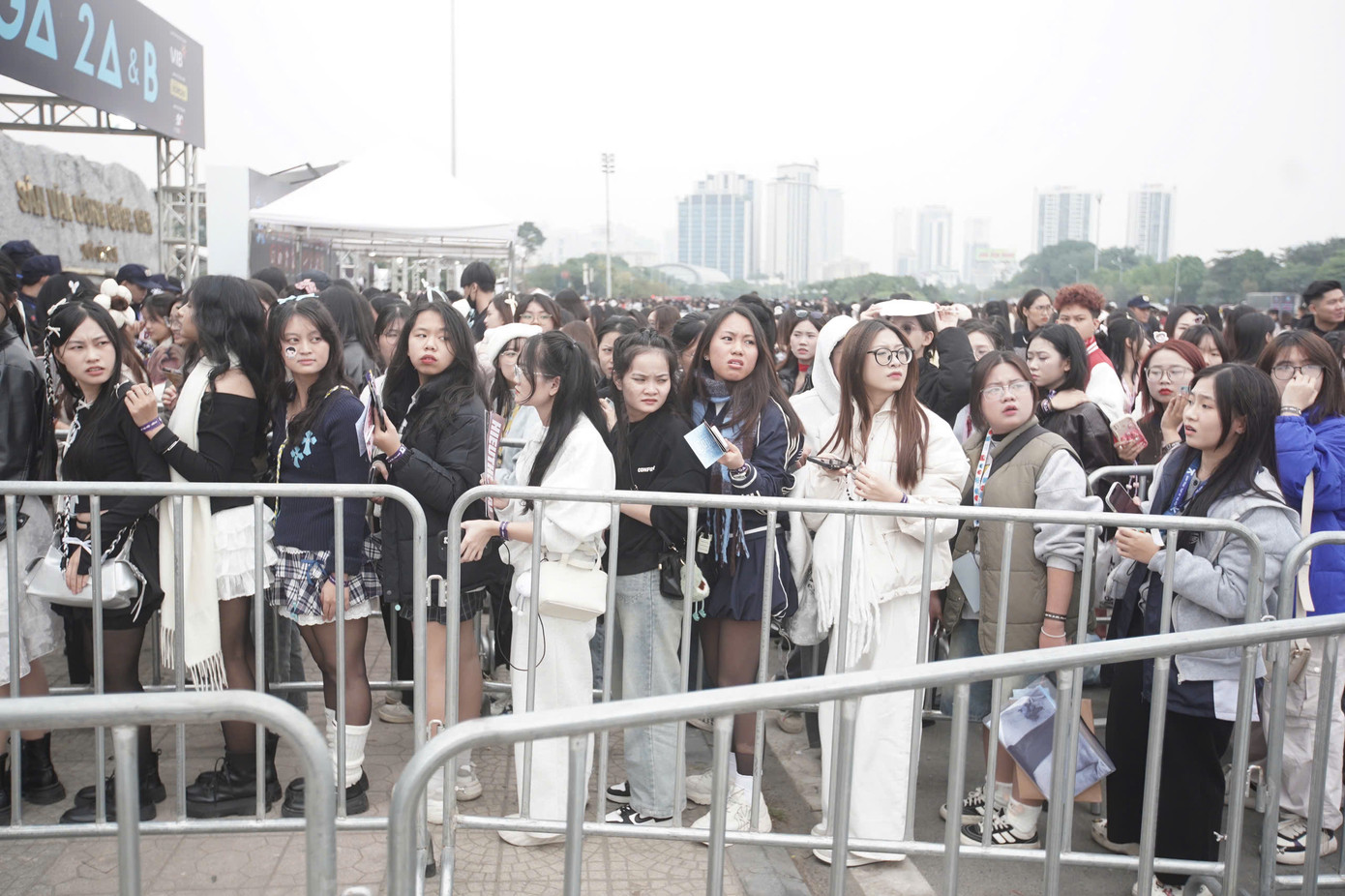 Trong concert diễn ra tối 7/12 tại sân vận động Mỹ Đình, MC Trấn Thành nhiều lần nhấn mạnh đây là sự kiện âm nhạc mang tính lịch sử khi quy tụ lượng khán giả kỷ lục tại Việt Nam.