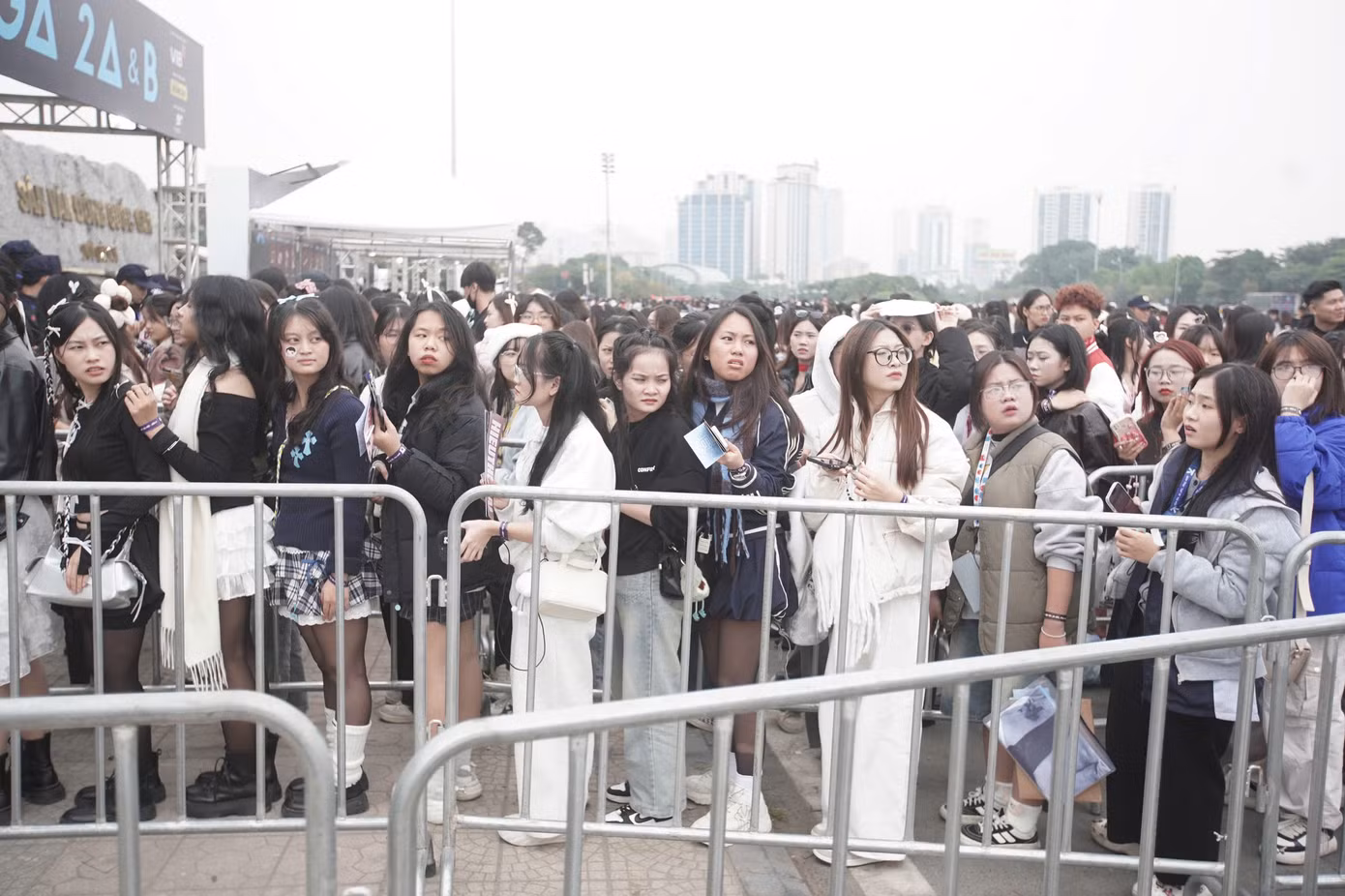 Trong concert diễn ra tối 7/12 tại sân vận động Mỹ Đình, MC Trấn Thành nhiều lần nhấn mạnh đây là sự kiện âm nhạc mang tính lịch sử khi quy tụ lượng khán giả kỷ lục tại Việt Nam.