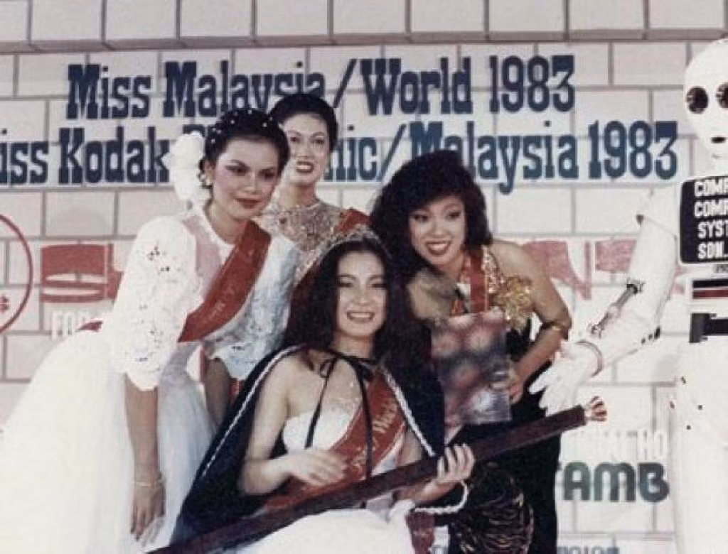 Dương Tử Quỳnh sinh năm 1962 trong một gia đình gốc Hoa khá giả tại Malaysia. Năm 1983, mẹ Dương Tử Quỳnh bí mật đăng ký cho cô tham gia cuộc thi Hoa hậu Malaysia. Nhờ nhan sắc nổi trội và tài múa ba lê được học từ nhỏ, Dương Tử Quỳnh xuất sắc đăng quang ngôi vị cao nhất của cuộc thi.
