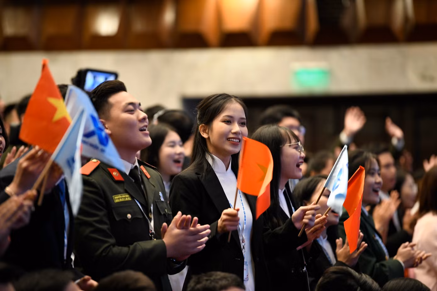 Các đại biểu hào hứng thưởng thức chương trình nghệ thuật.