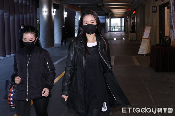 Lâm Tâm Như và trợ lý đến đưa tiễn từ sớm. Ảnh: ETtoday.