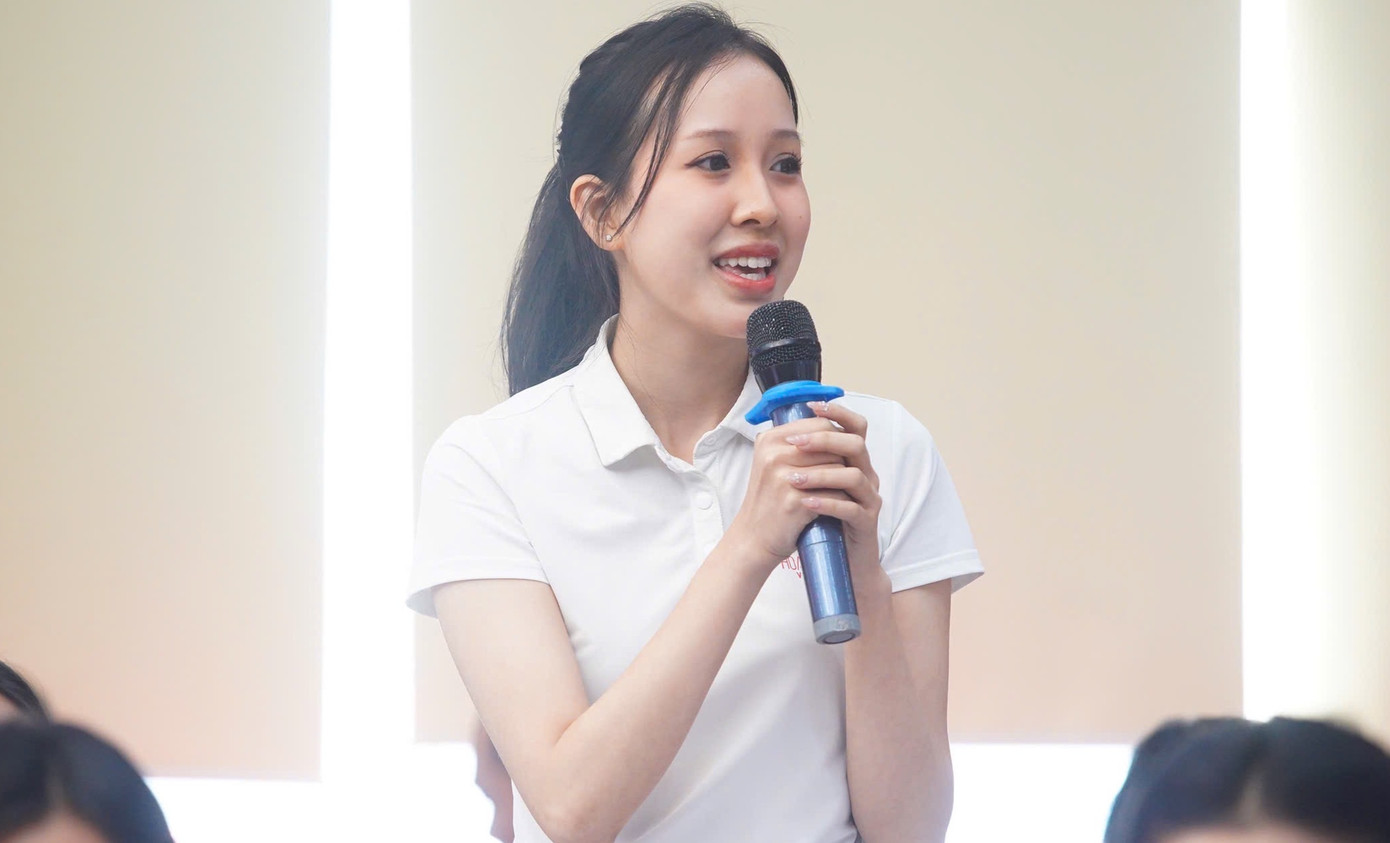 Thí sinh Hà Thu Trang đặt câu hỏi cho ban tổ chức.