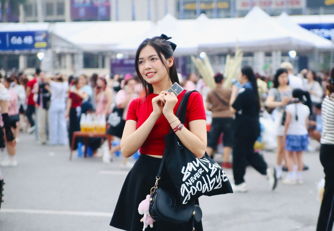 Khán giả nữ khoe nhan sắc rạng rỡ trước nơi diễn ra concert Anh trai say hi.