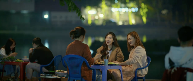 Ba chị em ăn ốc vui vẻ, quên mất chuyện không đem theo đủ tiền. Ảnh: CMH.