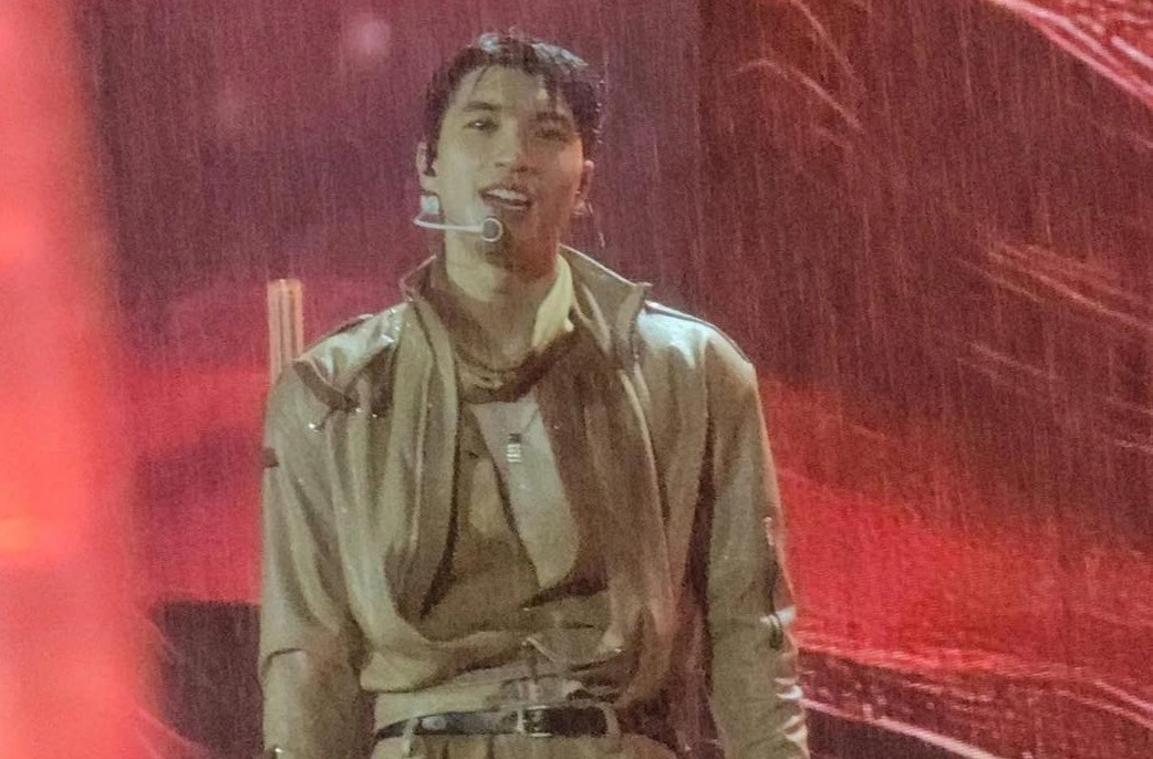 Hieuthuhai đội mưa trình diễn trước khán giả. Nhiều người hâm mộ chia sẻ dù mưa lớn nhưng các nam nghệ sĩ vẫn hát, nhảy nhiệt huyết.