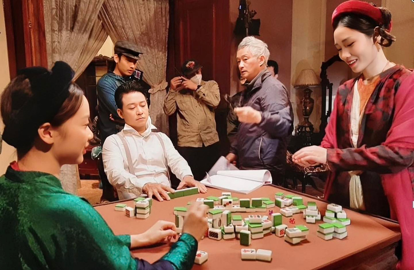 Đạo diễn Phi Tiến Sơn chỉ đạo các cảnh quay của Đào, phở và piano. Đạo diễn Phi Tiến Sơn chỉ đạo các cảnh quay của Đào, phở và piano.