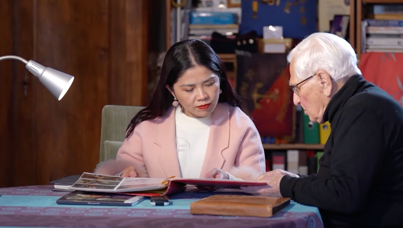 Sức hấp dẫn của bộ phim nằm ở những cuộc gặp đặc biệt và kho tư liệu quý. Sức hấp dẫn của bộ phim nằm ở những cuộc gặp đặc biệt và kho tư liệu quý.