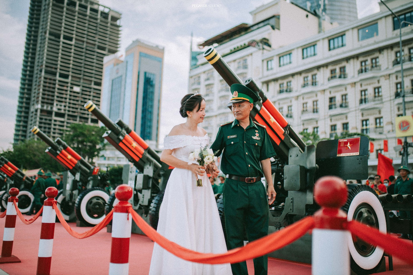 Bộ ảnh độc đáo bên trận địa đại bác. Ảnh: Pegasus Studio. Bộ ảnh độc đáo bên trận địa đại bác. Ảnh: Pegasus Studio.