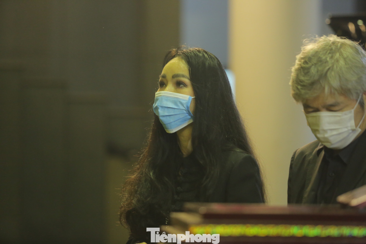 Hoa hậu Giáng My cùng khoa Piano - Học viện Âm nhạc Quốc gia Việt Nam tới viếng NGND Thái Thị Liên. Ảnh: DUY PHẠM.