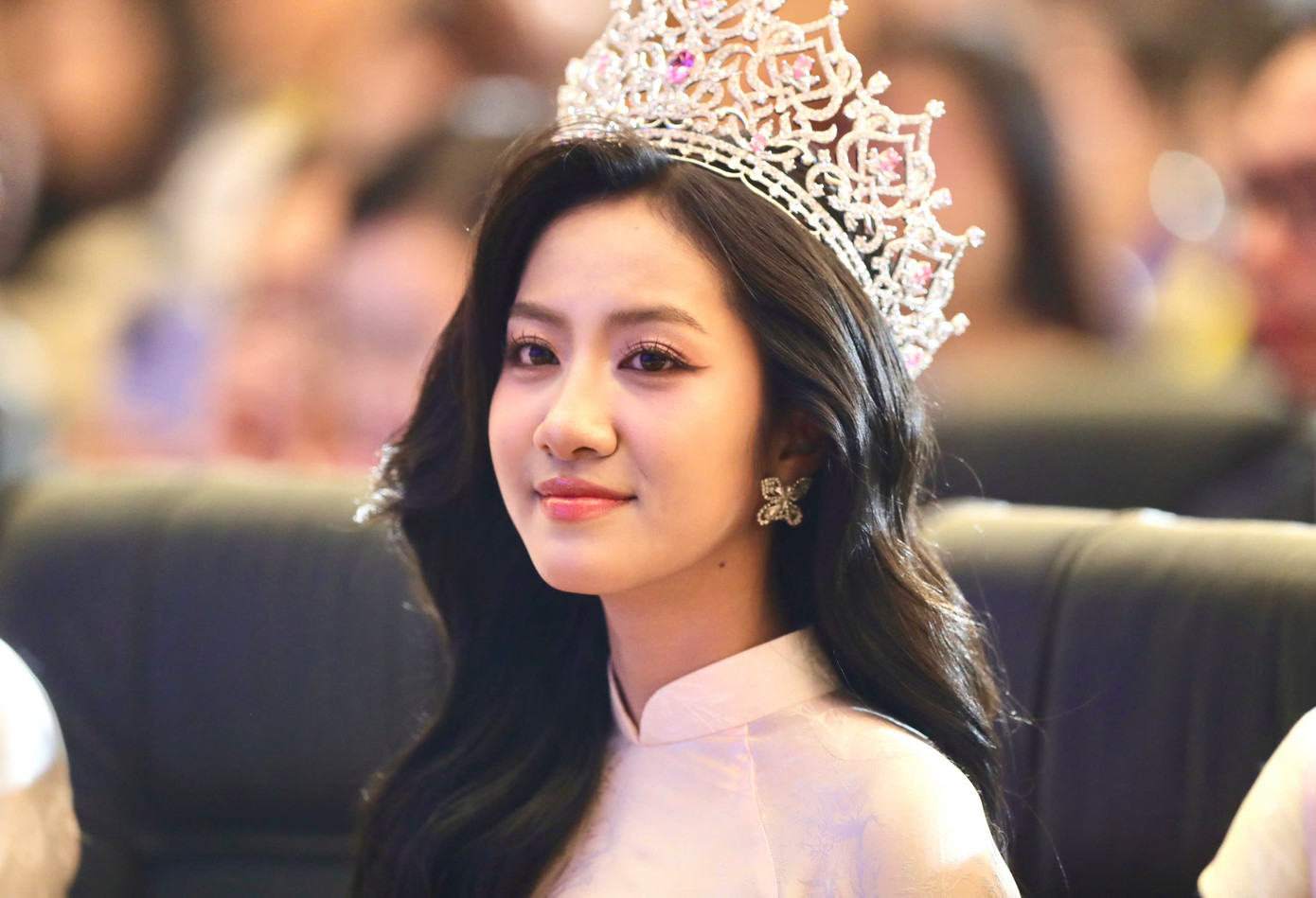 Cận nhan sắc Hoa hậu Hà Trúc Linh trong ngày trở lại trường. Cận nhan sắc Hoa hậu Hà Trúc Linh trong ngày trở lại trường.