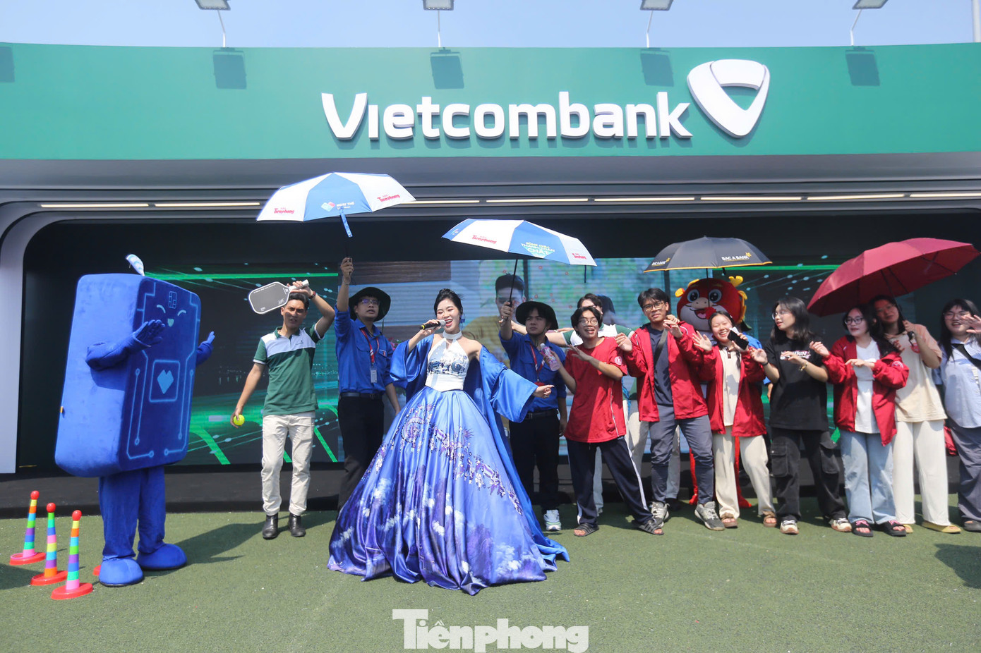 Hà Myo khuấy động bầu không khí. Sau phần trình diễn trên sân khấu, cô dành thời gian giao lưu, chụp ảnh cùng khán giả. Nữ ca sĩ rủ khán giả tại sân vận động Đại học Bách khoa Hà Nội cùng hát xẩm.