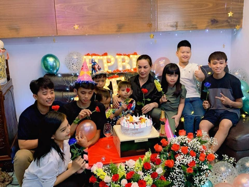 Hồ Văn Cường thân thiết chụp ảnh cùng các em trong sinh nhật của mẹ nuôi Phi Nhung Hồ Văn Cường thân thiết chụp ảnh cùng các em trong sinh nhật của mẹ nuôi Phi Nhung