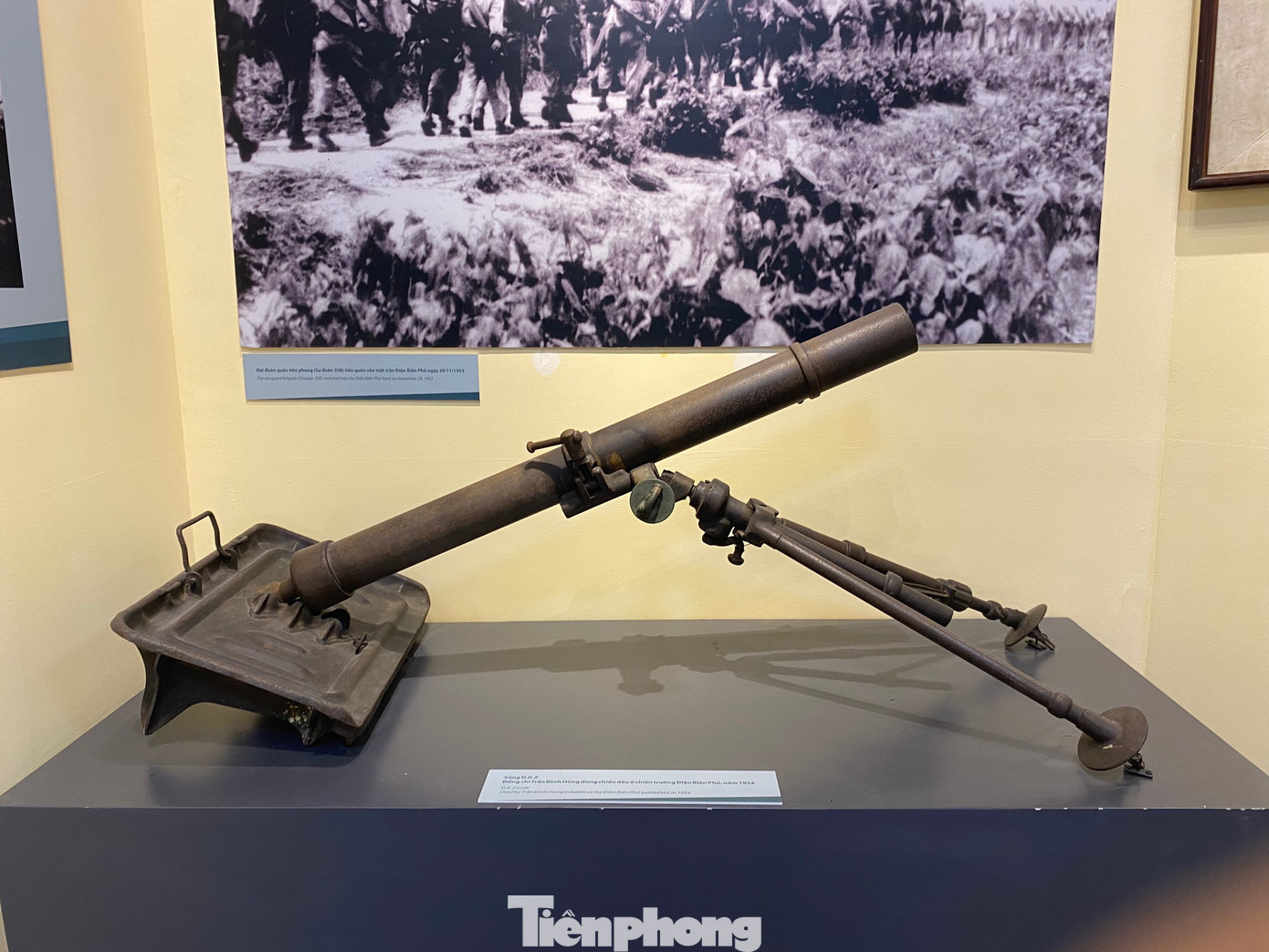 Trưng bày gồm 2 phần. Phần 1 có chủ đề Điện Biên Phủ- Điểm hẹn lịch sử giới thiệu âm mưu của thực dân Pháp trong kế hoạch Nava, chủ trương của Đảng ta về mở chiến dịch Điện Biên Phủ và vị trí địa lý của Điện Biên Phủ. Phần 2 giới thiệu bộ sưu tập tài liệu, hiện vật, hình ảnh thể hiện tinh thần "Tất cả cho tiền tuyến, tất cả để chiến thắng" của quân và dân Việt Nam trong chiến dịch.