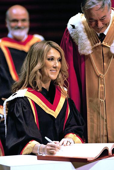Céline Dion từng được bằng tiến sĩ danh dự tại Đại học Laval ở Quebec năm 2008 Céline Dion từng được bằng tiến sĩ danh dự tại Đại học Laval ở Quebec năm 2008