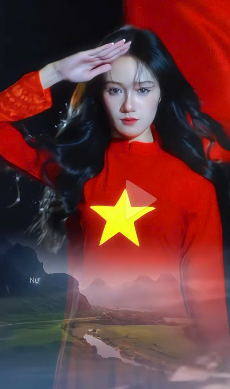 TikToker thực hiện video mặc trang phục truyền thống, nghiêm trang chào cờ. TikToker thực hiện video mặc trang phục truyền thống, nghiêm trang chào cờ.