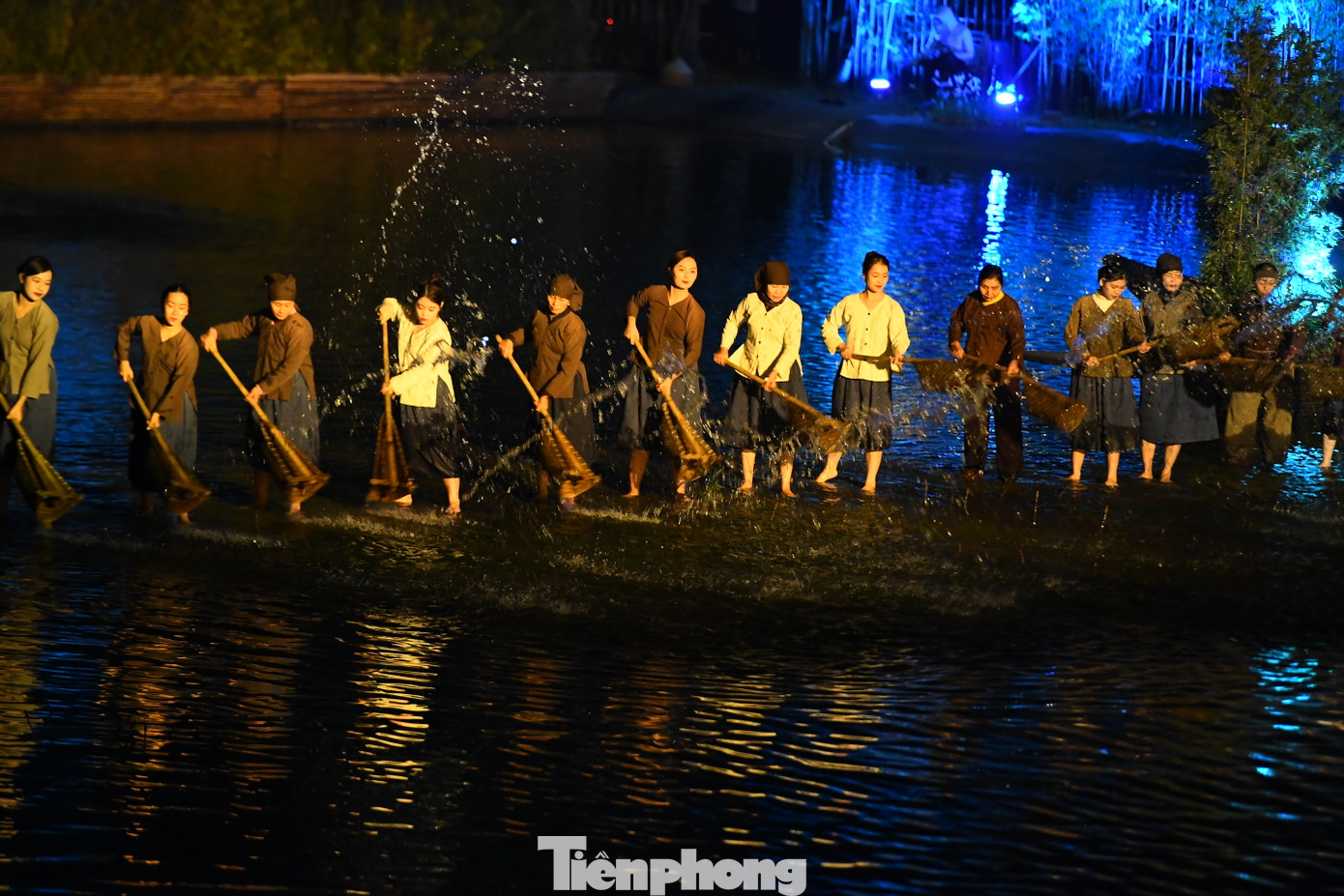 Sân khấu thực cảnh lung linh.