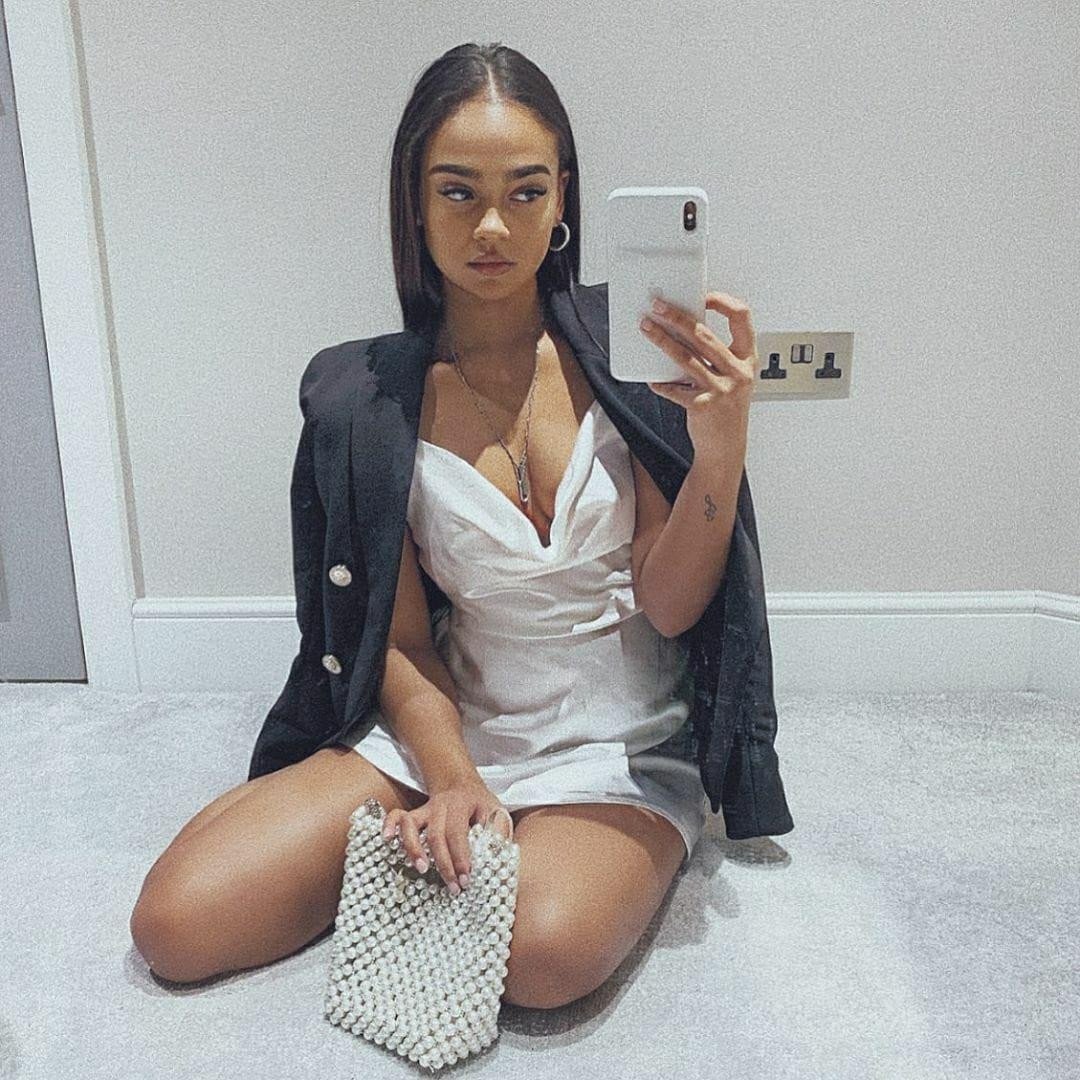 Mẫu nữ 21 tuổi có kinh nghiệm hoạt động nhiều năm trong làng giải trí xử sở sương mù. Năm 2013, Chloe chiến thắng một cuộc thi âm nhạc tuổi teen và trở thành cái tên được nhiều người biết đến