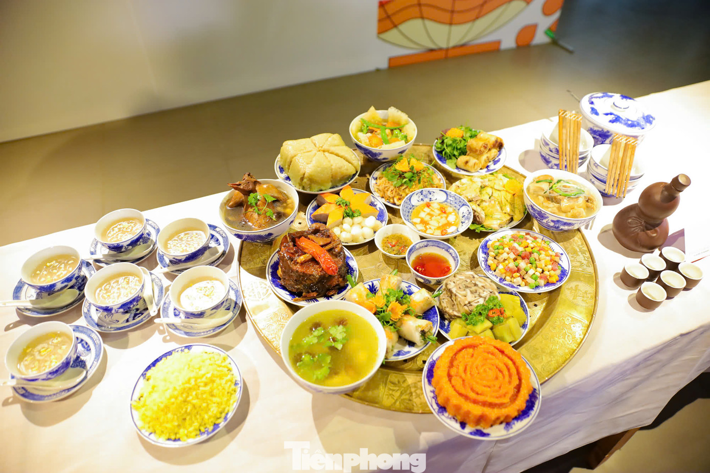 Cỗ Tết cầu kỳ, đủ màu sắc.