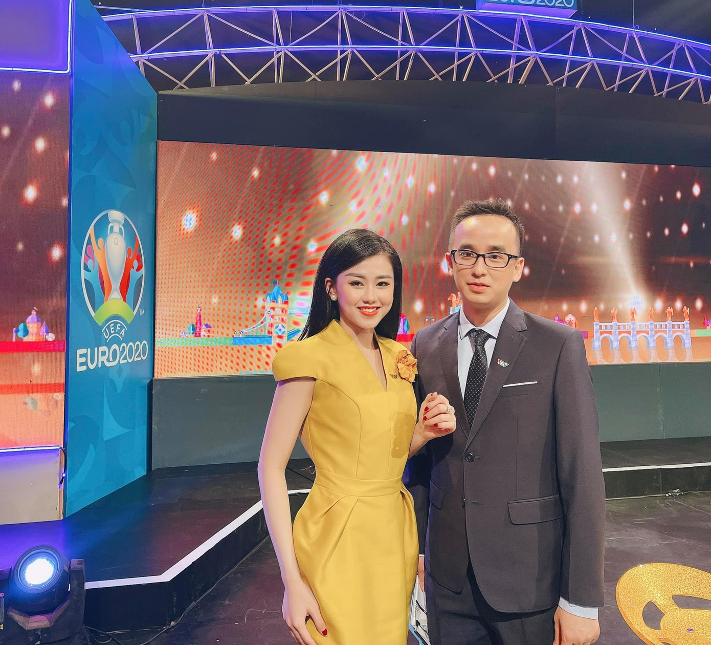 MC Ngọc Mai và BTV Khắc Cường cùng tham gia bình luận một số trận đấu trong vòng "knock-out" MC Ngọc Mai và BTV Khắc Cường cùng tham gia bình luận một số trận đấu trong vòng "knock-out"