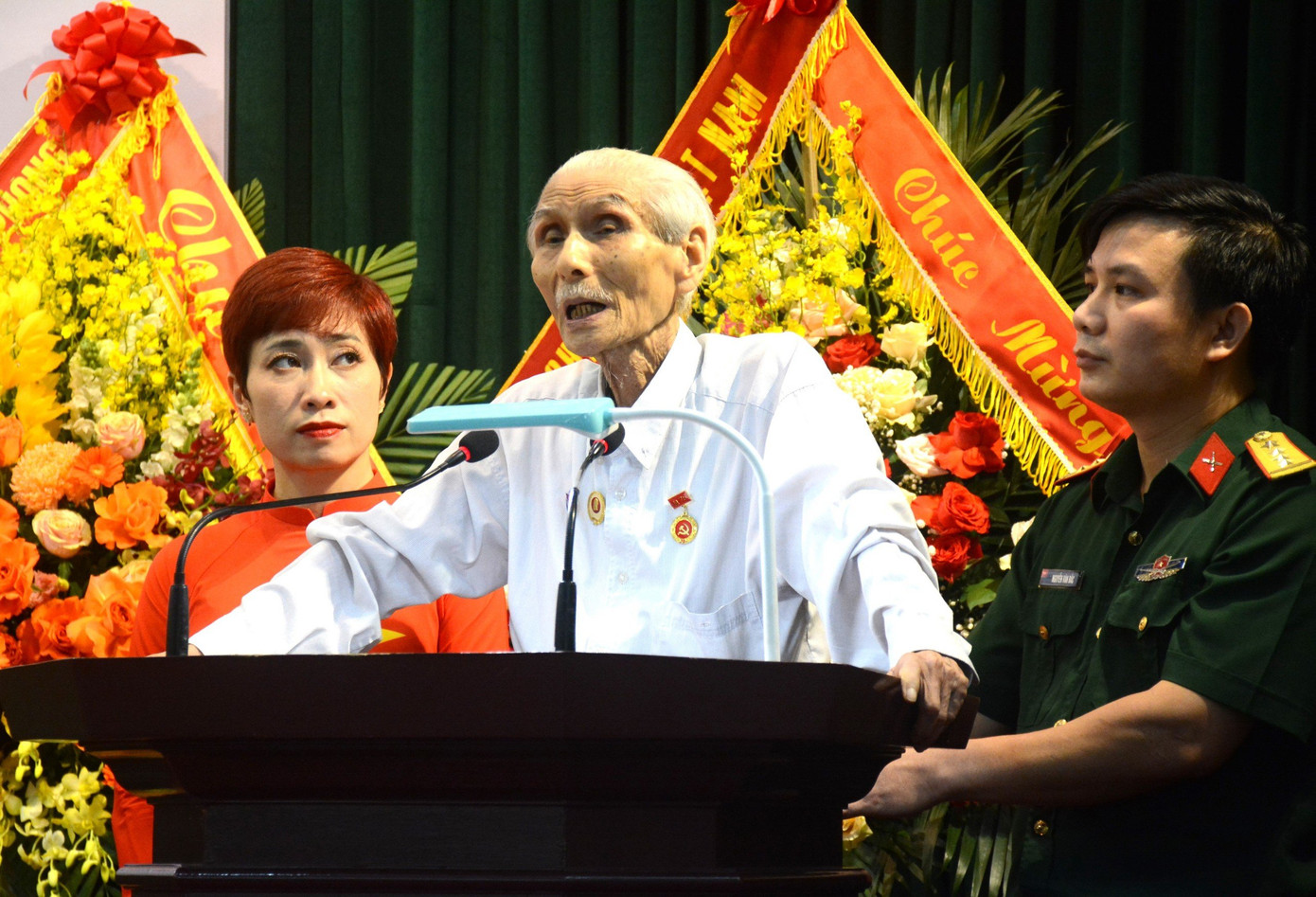 Ông Nguyễn Công Dinh ngoài 90 tuổi, nhắc nhớ nhiều kỷ niệm bên Đại tướng.