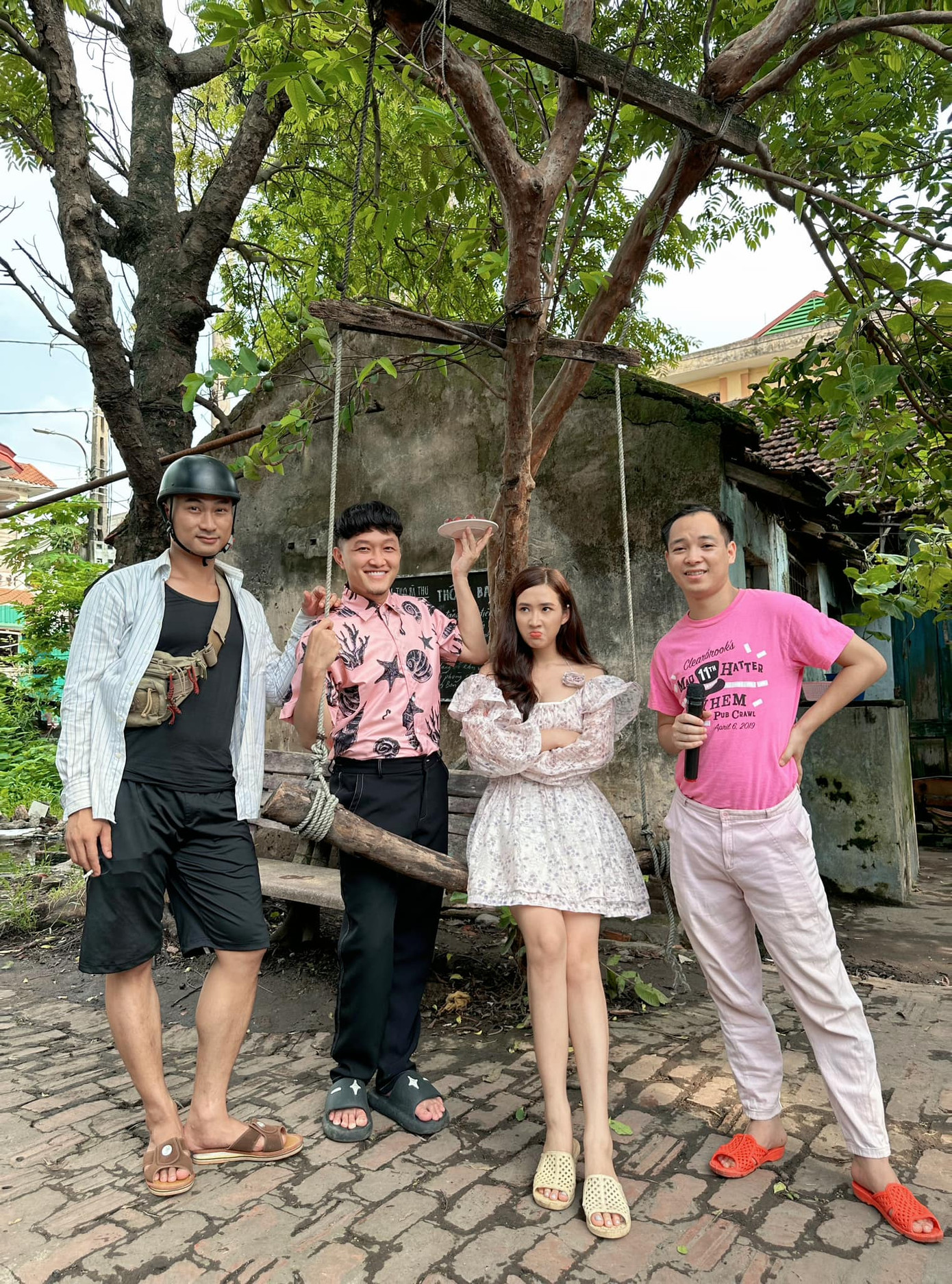 Nhung (Phương Anh) có thiện cảm với Hiếu vì được anh giúp đỡ khi bị đánh ghen. Hoài từ đó cũng đề phòng Nhung, thậm chí đòi ly hôn với Hiếu vì ghen tuông. Nhung (Phương Anh) có thiện cảm với Hiếu vì được anh giúp đỡ khi bị đánh ghen. Hoài từ đó cũng đề phòng Nhung, thậm chí đòi ly hôn với Hiếu vì ghen tuông.