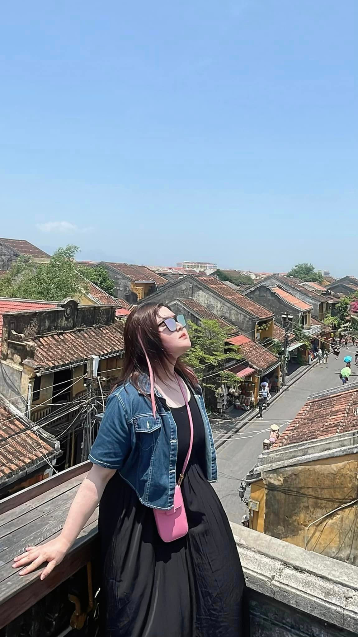 Ngô Thủy Tiên có thân hình mũm mĩm. Trước khi giảm cân, cô thường xuất hiện trong các tiểu phẩm hài và được đặt biệt danh “hot girl trăm ký”.