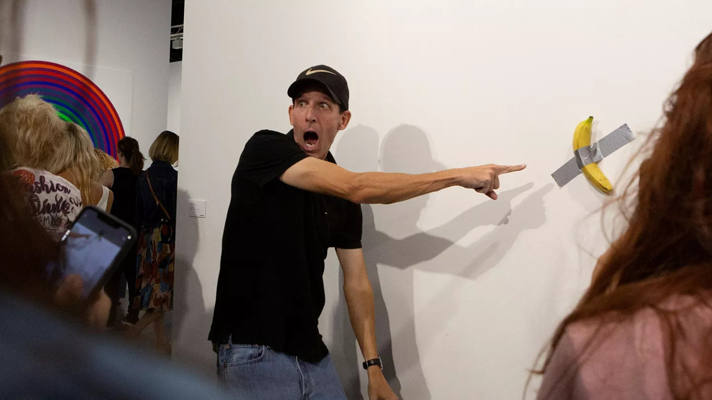 Quả chuối dán tường gây tranh cãi vì mức giá khó tin. Quả chuối dán tường gây tranh cãi vì mức giá khó tin.