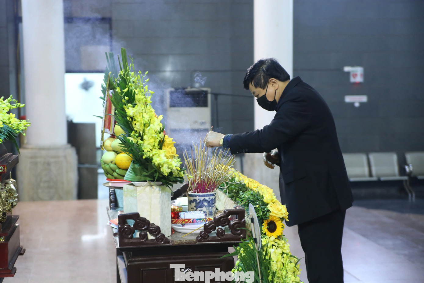 PGS.TS Nguyễn Thế Kỷ (ảnh trái) và nhà thơ Trần Hữu Việt viếng nhà thơ, nhạc sĩ Thụy Kha.