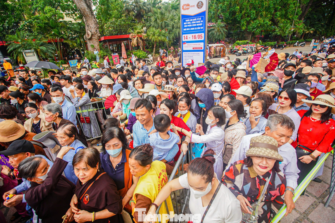 Dòng người đổ về chùa Quán Sứ.