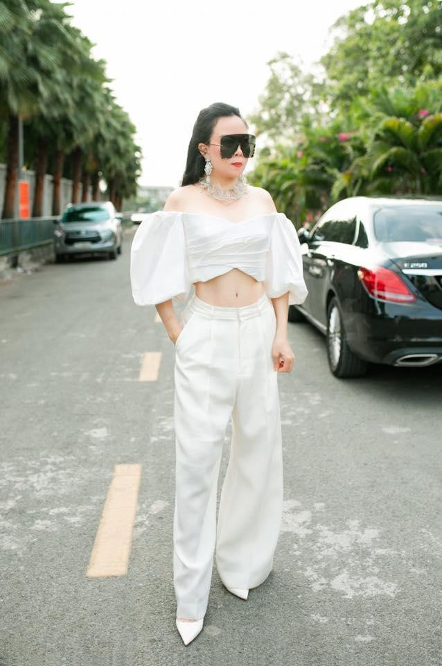 Phượng Chanel khoe vòng eo đáng ngưỡng mộ với áo croptop vai trần, quần ống rộng cá tính