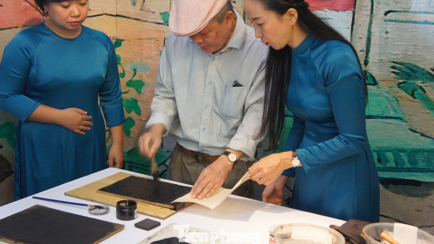 Góc trải nghiệm in tranh gỗ và chụp hình check-in tại không gian triển lãm. Triển lãm Hà Nội sức sống và niềm tin mở cửa từ 8-22/10 tại Bảo tàng Mỹ thuật Việt Nam (Ba Đình, Hà Nội).