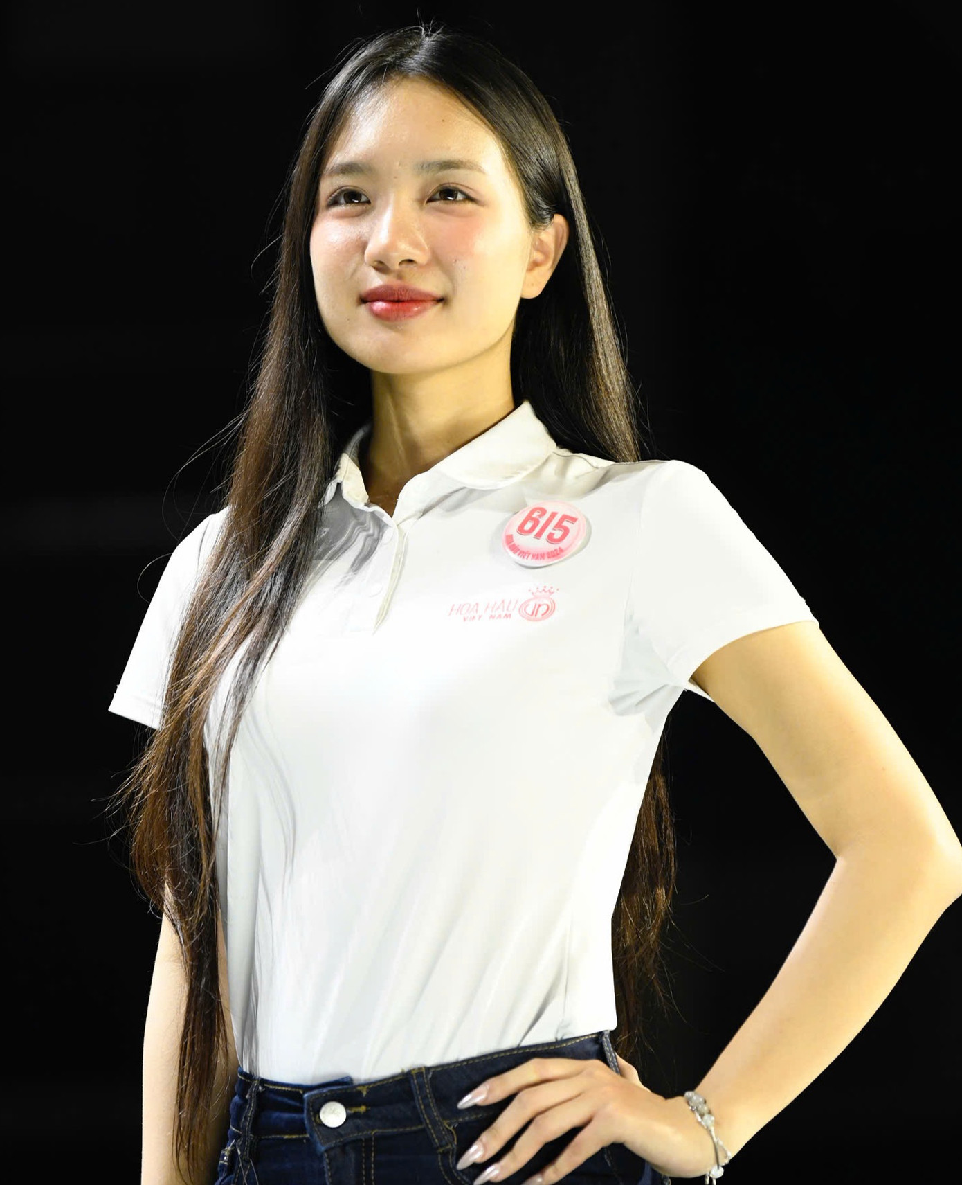 Trong đêm chung khảo, thí sinh trình diễn trang phục áo dài, bikini và váy dạ hội. Các cô gái cũng đồng diễn trên nền nhạc một ca khúc được sáng tác riêng cho Hoa hậu Việt Nam 2024.