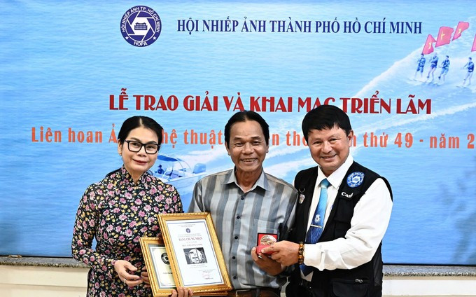 Tác giả Nguyễn Kim Hoàn nhận giải thưởng ở cuộc thi khác, sau khi bị thu hồi giải ở Liên hoan Ảnh nghệ thuật khu vực miền Đông Nam bộ. Tác giả Nguyễn Kim Hoàn nhận giải thưởng ở cuộc thi khác, sau khi bị thu hồi giải ở Liên hoan Ảnh nghệ thuật khu vực miền Đông Nam bộ.
