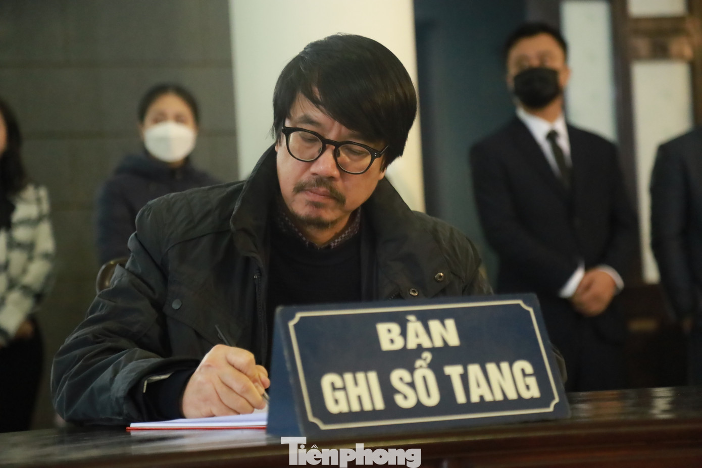 NSƯT Nguyễn Sĩ Tiến - Giám đốc Nhà hát Tuổi trẻ - bày tỏ sự ngưỡng mộ với NSND Doãn Hoàng Giang. Năm 2015, ông kết hợp cùng nghệ sĩ Nhà hát Tuổi trẻ dựng vở Công lý không gục ngã. Ảnh: TRỌNG TÀI. NSƯT Nguyễn Sĩ Tiến - Giám đốc Nhà hát Tuổi trẻ - bày tỏ sự ngưỡng mộ với NSND Doãn Hoàng Giang. Năm 2015, ông kết hợp cùng nghệ sĩ Nhà hát Tuổi trẻ dựng vở Công lý không gục ngã. Ảnh: TRỌNG TÀI.