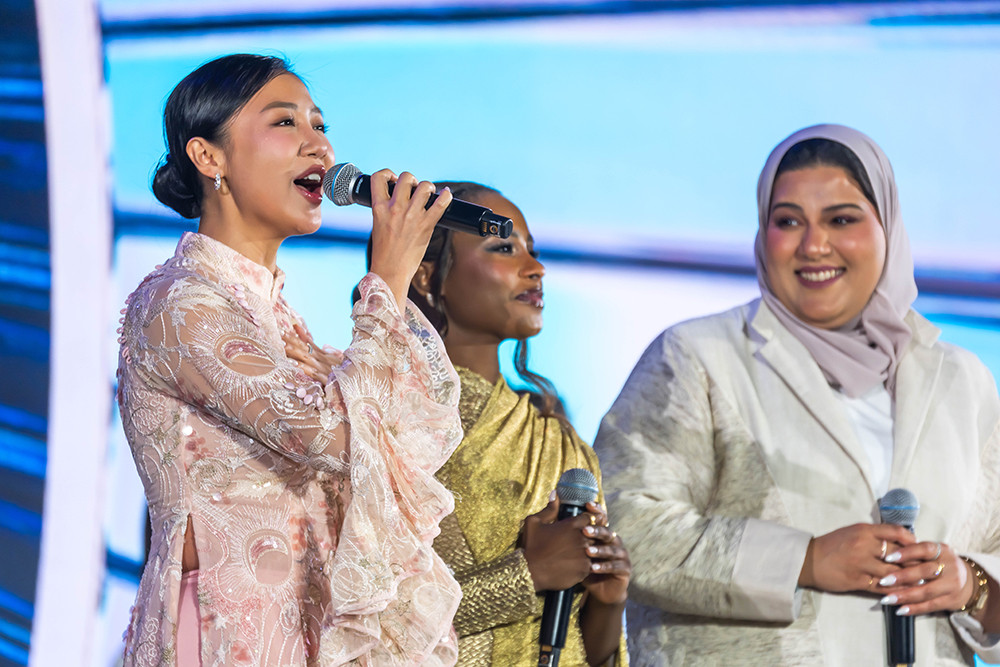 Văn Mai Hương hát cùng các nghệ sĩ quốc tế. Văn Mai Hương hát cùng các nghệ sĩ quốc tế.