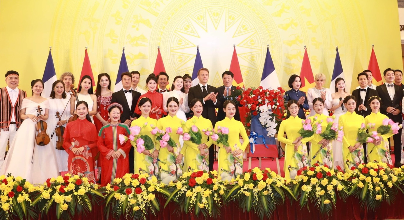 Chủ tịch nước Lương Cường chủ trì tiệc chiêu đãi Tổng thống Pháp và phu nhân. Chủ tịch nước Lương Cường chủ trì tiệc chiêu đãi Tổng thống Pháp và phu nhân.