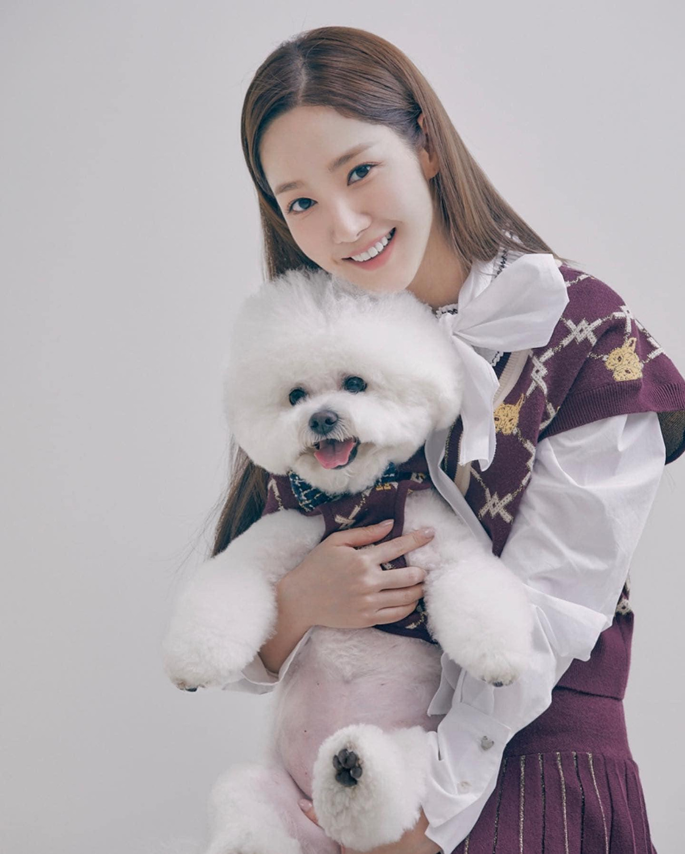 Ngoài cắt mí, nữ diễn viên còn phẫu thuật lại mũi để đường nét trên khuôn mặt trở nên hài hòa, thon gọn hơn. Park Min Young là một trong số ít những ngôi sao Hàn Quốc thừa nhận chuyện can thiệp dao kéo mà không bị người hâm mộ ném đá.