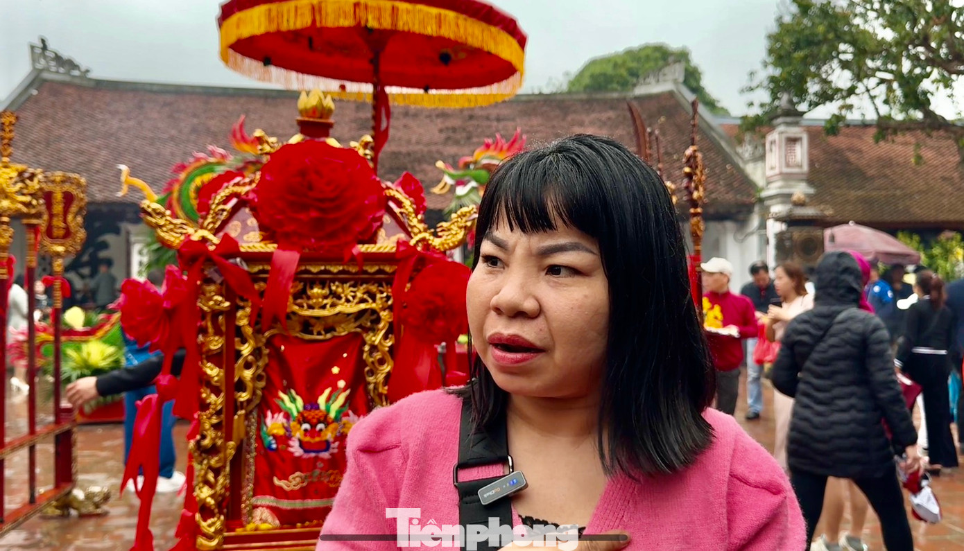 Chị Minh Nguyệt - du khách đến từ Hải Phòng - cho biết chị thấy phấn khởi khi hòa vào dòng người hướng đến về đền Trần. "Năm nay không còn cảnh chen lấn xô đẩy, gia đình tôi cũng thấy an toàn, yên tâm hơn khi đi lễ hội đền Trần", chị Nguyệt nói. Chị tới đền Trần bày tỏ lòng thành kính, biết ơn các bậc tiền nhân, không mang tâm lý nặng cúng bái, xin lộc, mong cầu danh vị. Chị Minh Nguyệt - du khách đến từ Hải Phòng - cho biết chị thấy phấn khởi khi hòa vào dòng người hướng đến về đền Trần. "Năm nay không còn cảnh chen lấn xô đẩy, gia đình tôi cũng thấy an toàn, yên tâm hơn khi đi lễ hội đền Trần", chị Nguyệt nói. Chị tới đền Trần bày tỏ lòng thành kính, biết ơn các bậc tiền nhân, không mang tâm lý nặng cúng bái, xin lộc, mong cầu danh vị.