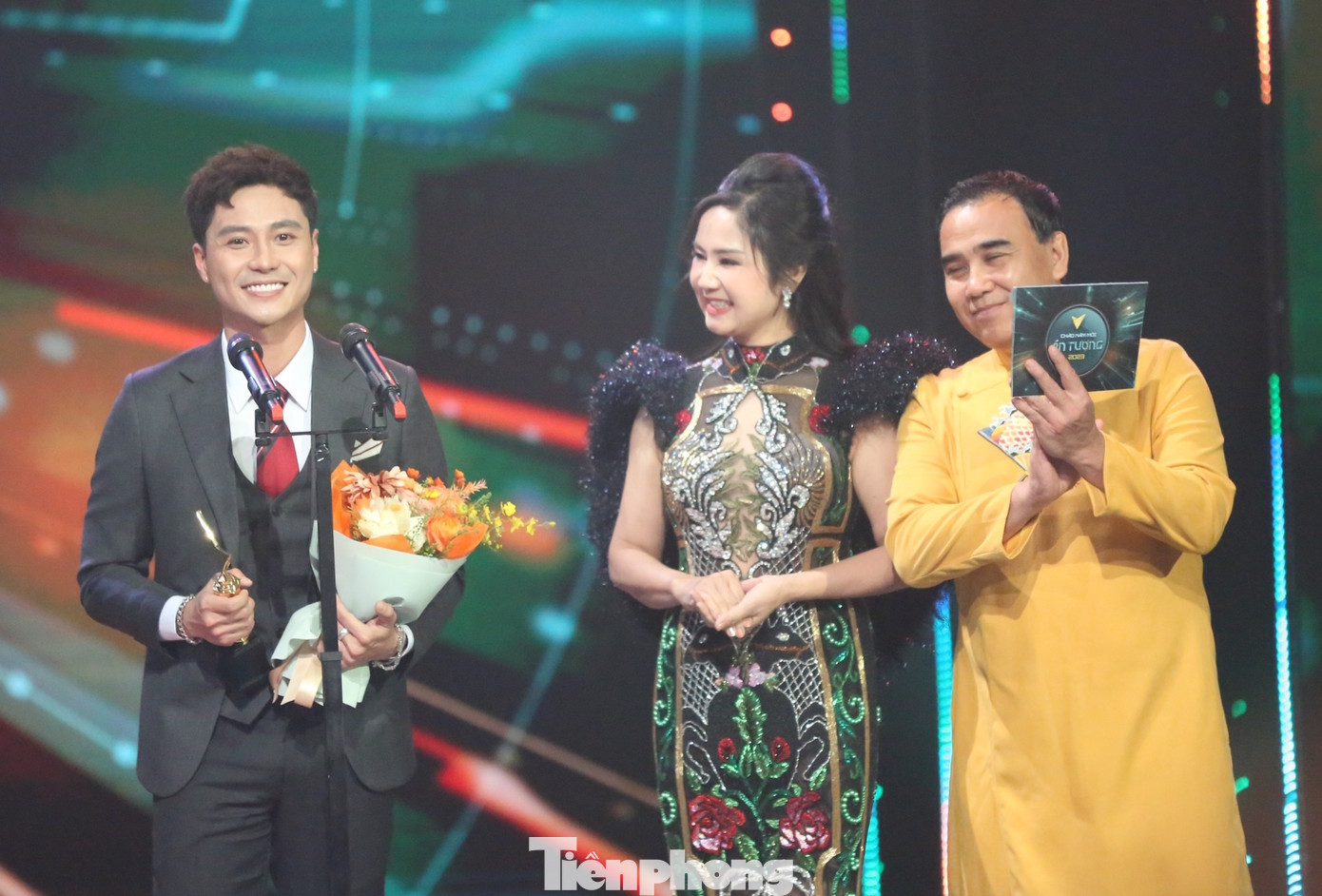 Vai đại úy Vũ trong phim Đấu trí giúp Thanh Sơn giành giải Nam diễn viên ấn tượng của VTV Awards 2022 - Ấn tượng VTV. Lần đầu thử sức với hình tượng chiến sĩ công an kinh tế, Thanh Sơn có cơ hội làm mới mình trên màn ảnh sau nhiều lần nhận vai lãng tử. "Chiếc cúp này tôi sẽ không đặt nó ở vạch đích. Đây là động lực, sự khích lệ, giúp tôi cố gắng hơn trong năm 2023", anh nói. Vai đại úy Vũ trong phim Đấu trí giúp Thanh Sơn giành giải Nam diễn viên ấn tượng của VTV Awards 2022 - Ấn tượng VTV. Lần đầu thử sức với hình tượng chiến sĩ công an kinh tế, Thanh Sơn có cơ hội làm mới mình trên màn ảnh sau nhiều lần nhận vai lãng tử. "Chiếc cúp này tôi sẽ không đặt nó ở vạch đích. Đây là động lực, sự khích lệ, giúp tôi cố gắng hơn trong năm 2023", anh nói.